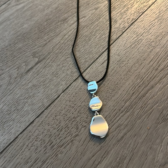 NWT paparazzi Black and Gold Pendant Necklace - Picture 3 of 4